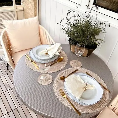 Stylish With Beautiful Balcony Apartamento