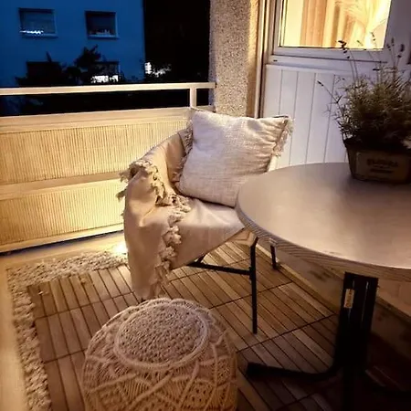 Stylish With Beautiful Balcony אינגולשטאט